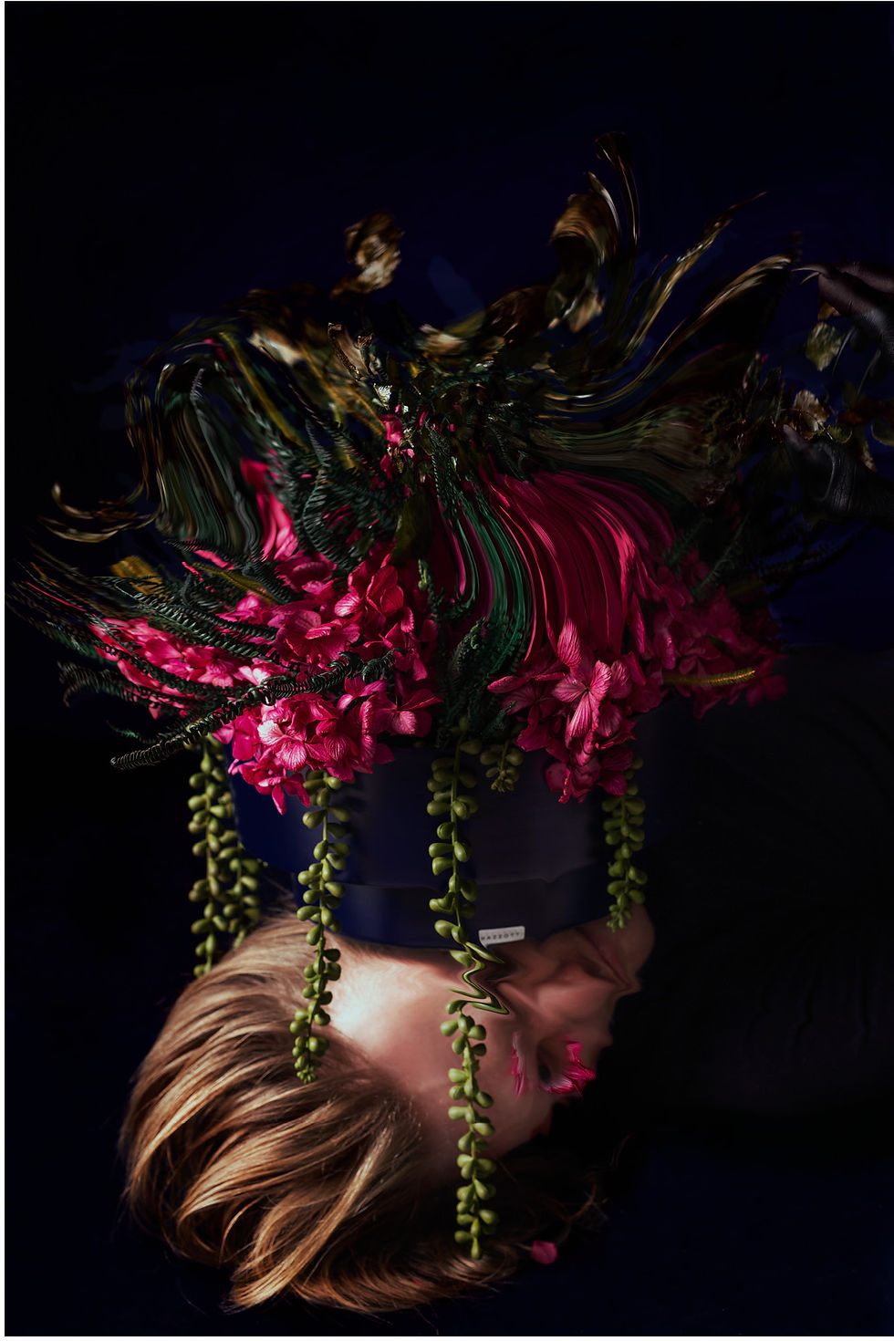 Arranjo floral luxuoso com flores exóticas e cores vibrantes, parte do branding desenvolvido pela Velvet para destacar a alta