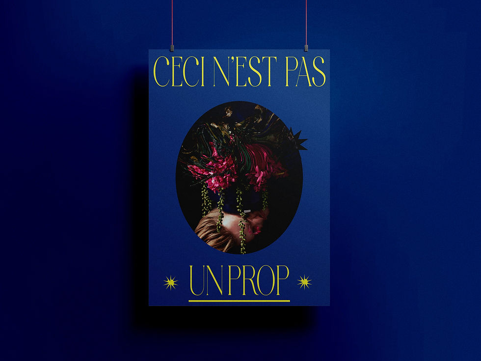 Anúncio publicitário exibindo arranjo floral sofisticado em cenário elegante, reforçando a identidade premium da marca criada