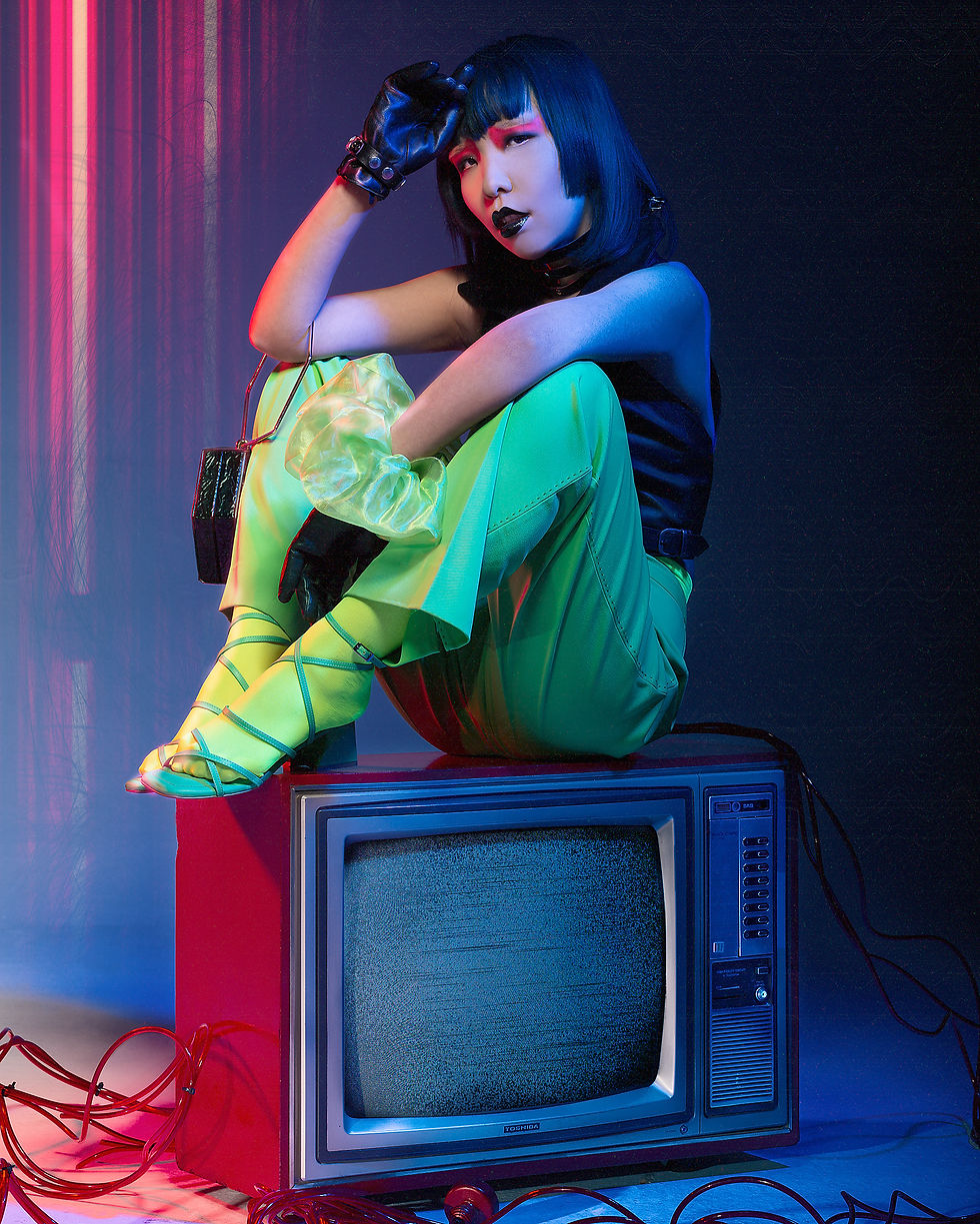 Modelo vestindo look cyberpunk com detalhes metálicos e futuristas em campanha de moda autoral desenvolvida pela Velvet,