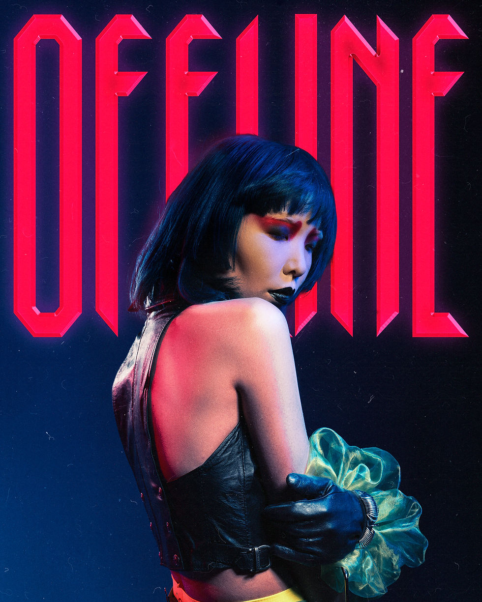 Modelo vestindo look cyberpunk com detalhes metálicos e futuristas em campanha de moda autoral desenvolvida pela Velvet,