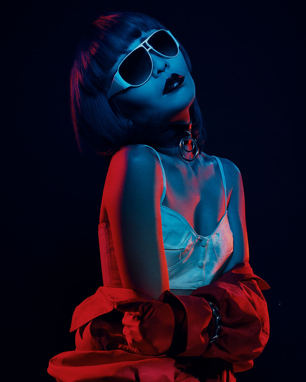 Modelo vestindo look cyberpunk com detalhes metálicos e futuristas em campanha de moda autoral desenvolvida pela Velvet,