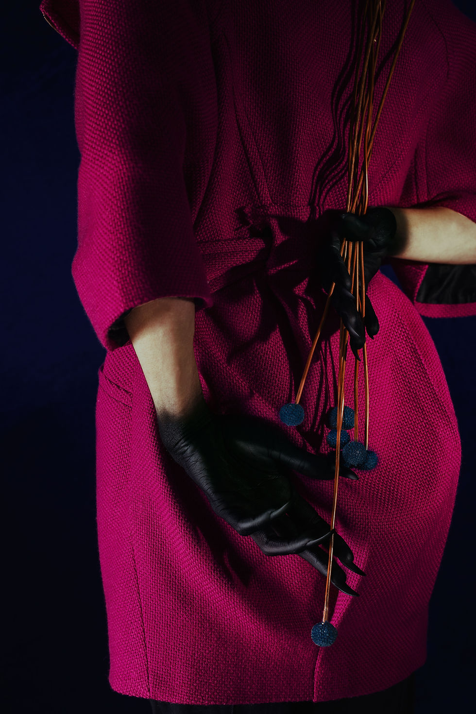 Anúncio publicitário exibindo arranjo floral sofisticado em cenário elegante, reforçando a identidade premium da marca criada