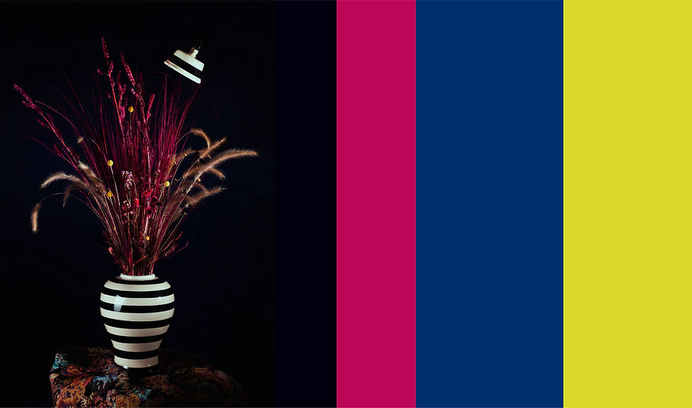 Arranjo floral luxuoso com flores exóticas e cores vibrantes, parte do branding desenvolvido pela Velvet para destacar a alta