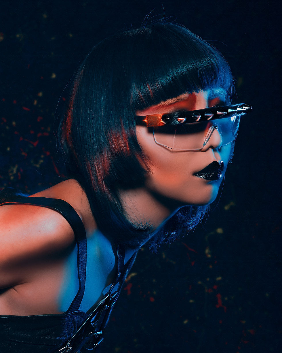 Modelo vestindo look cyberpunk com detalhes metálicos e futuristas em campanha de moda autoral desenvolvida pela Velvet,