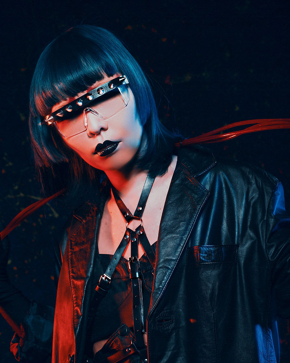 Modelo vestindo look cyberpunk com detalhes metálicos e futuristas em campanha de moda autoral desenvolvida pela Velvet,