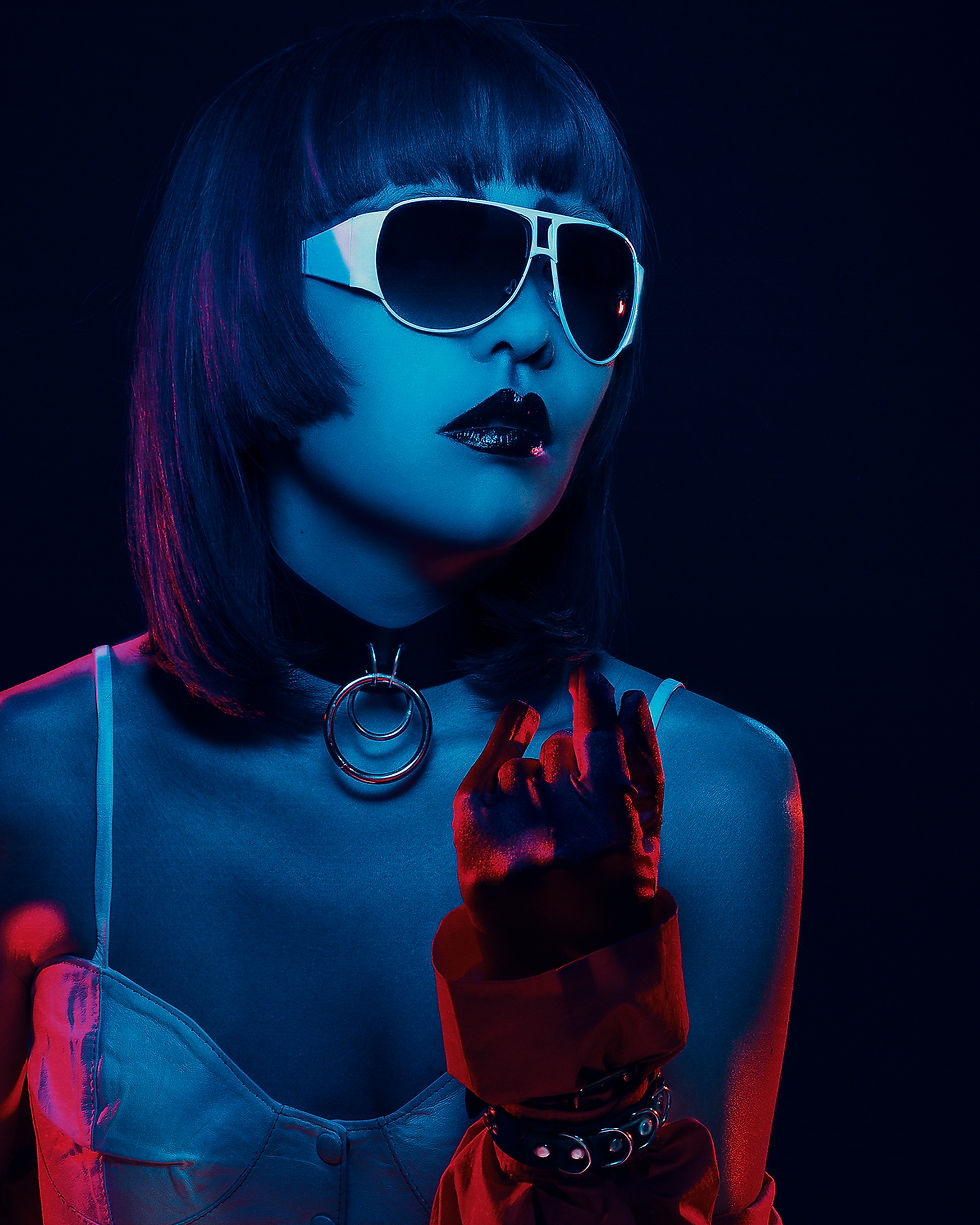 Modelo vestindo look cyberpunk com detalhes metálicos e futuristas em campanha de moda autoral desenvolvida pela Velvet,