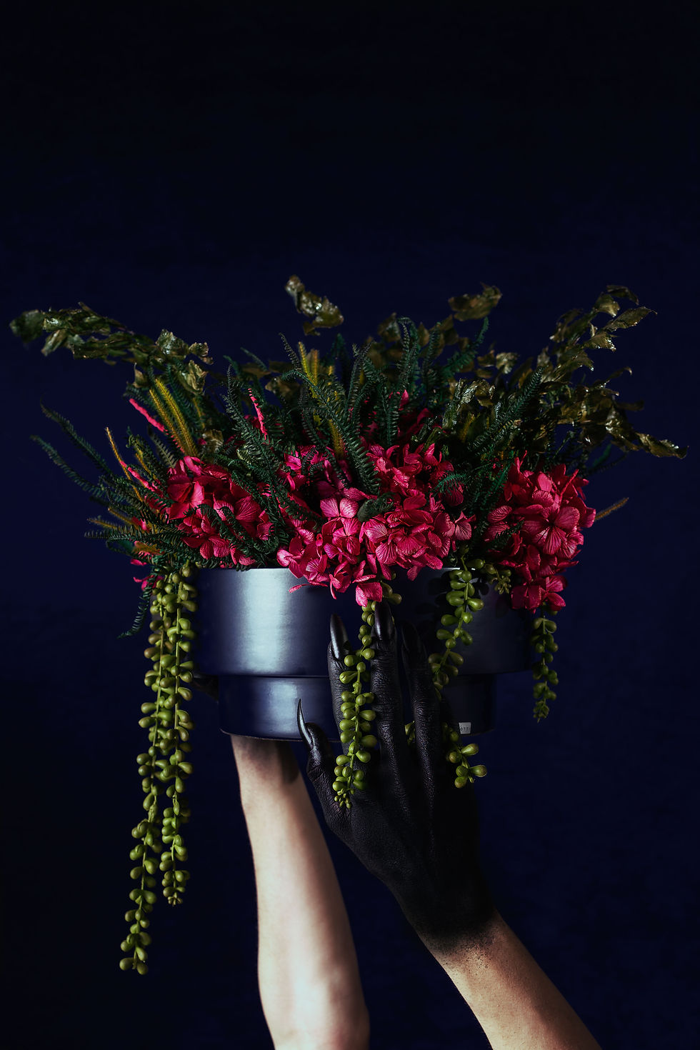 Arranjo floral luxuoso com flores exóticas e cores vibrantes, parte do branding desenvolvido pela Velvet para destacar a alta