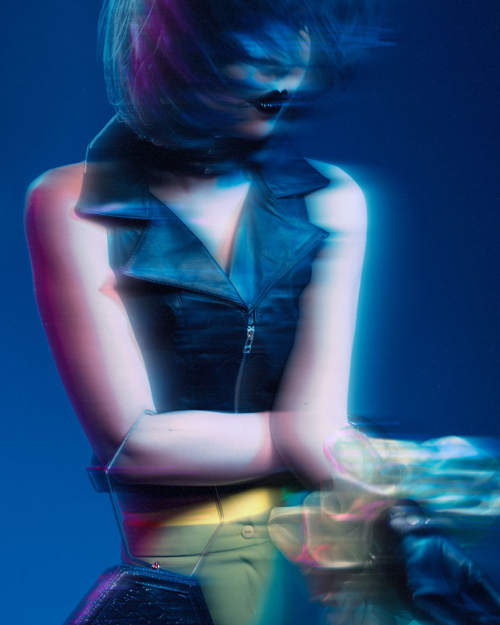 Modelo vestindo look cyberpunk com detalhes metálicos e futuristas em campanha de moda autoral desenvolvida pela Velvet,