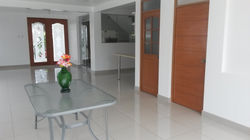 Vista de la Sala con vista a la puerta principal