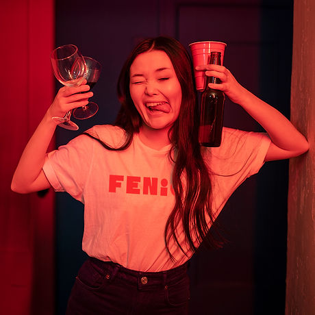 Persona disfrutando su cerveza artesanal fenice