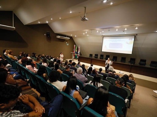 Na Assembleia Legislativa do Amazonas, mesa-redonda debate sobre adolescência e a influência das redes sociais na vida dos jovens