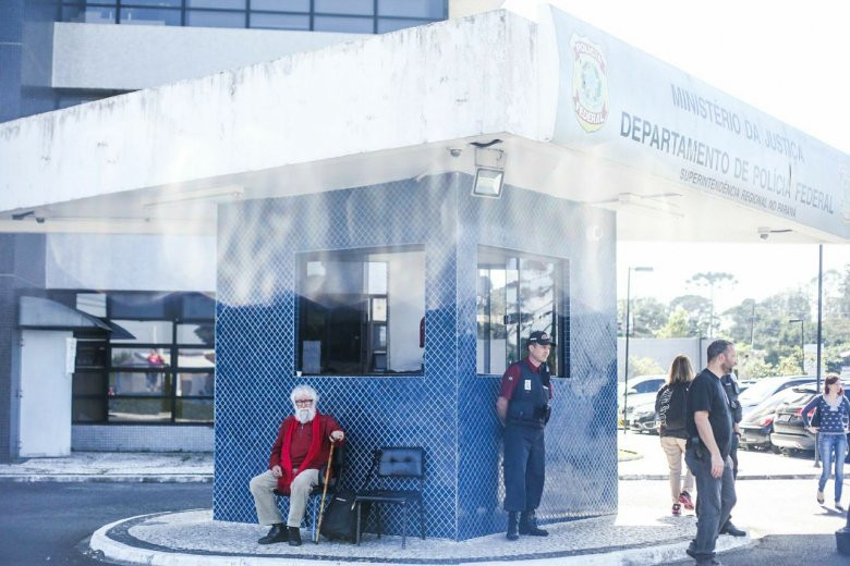 Leonardo Boff aguarda em frente ao prédio da Superintendência da Polícia Federal, na manhã desta quinta-feira em Curitiba-PR, para ver o Lula - Foto - (Crédito: Joka Madruga/Agência PT )