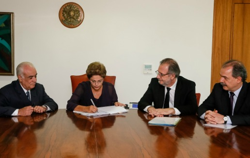 Presidenta Dilma cumpre promessa e sanciona Lei dos Caminhoneiros sem vetos