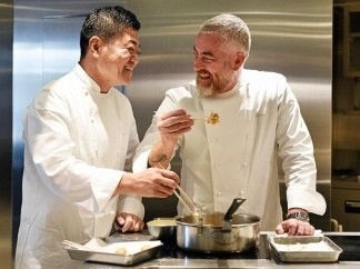 Chefs Alex Atala e Yoshihiro Narisawa cozinharam juntos para selar parceria entre os dois países Foto: MTur