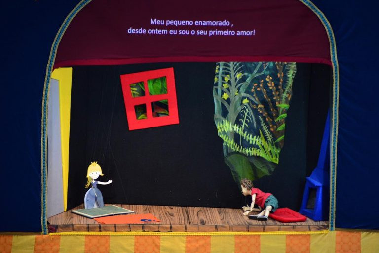 O espetáculo L’enfant et les Sortilèges (O Menino e os Sortilégios), de Maurice Ravel, é apresentado em forma de teatro de marionetes pelos artistas do Pequeno Teatro do Mundo (Foto: Divulgação)