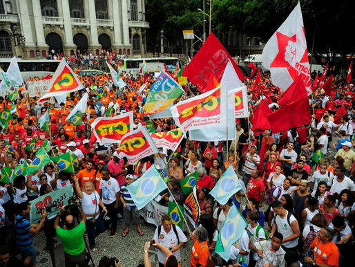 Manifestantes se concentram na Cinelândia para ato em defesa da Petrobras