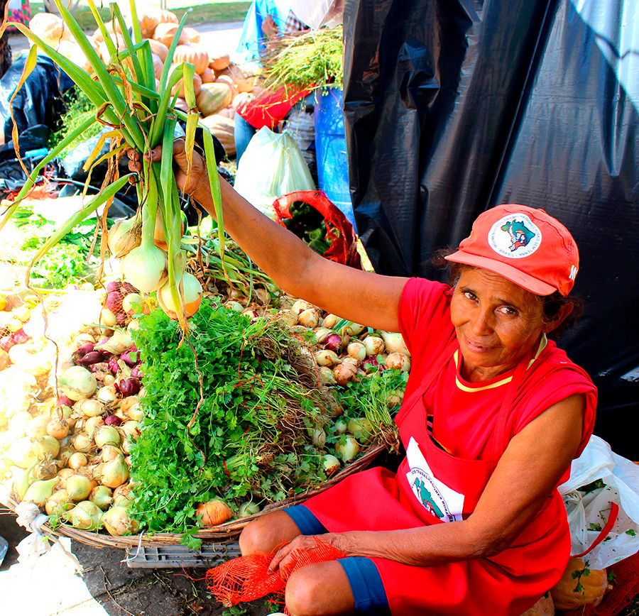 Agricultora do Movimento dos Trabalhadores Rurais Sem Terra na Feira da Reforma Agrária/Reprodução/MST