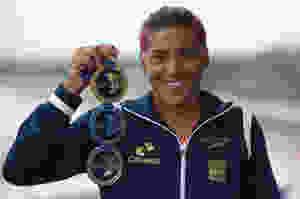 Ana Marcela com as três medalhas conquistadas: sexto pódio e vaga garantida Jogos Olímpicos de 2016 Divulgação/Ministério do Esporte