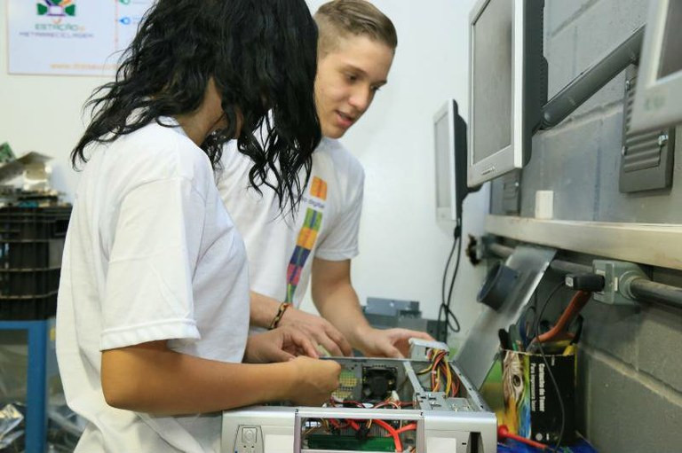 Inicialmente, os centros foram criados para recondicionar máquinas e formar jovens em regiões com alto grau de vulnerabilidade social Divulgação/Agência Brasil