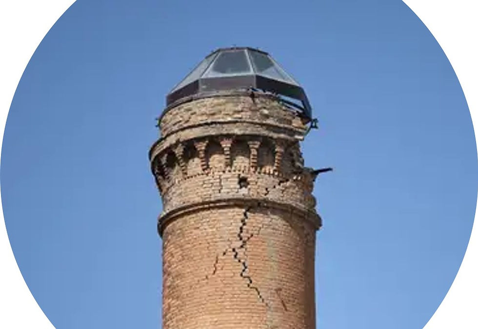 Torre com rachaduras após tremor em Granada, na Espanha - Foto (Crédito. REUTERS/Fermin Rodriguez - reprodução