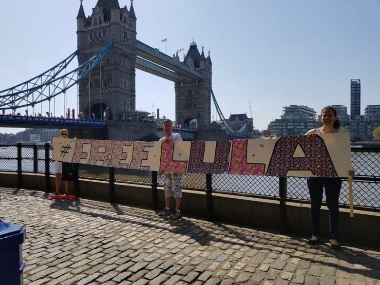 Manifestação durante a Maratona de Londres: Divulgação
