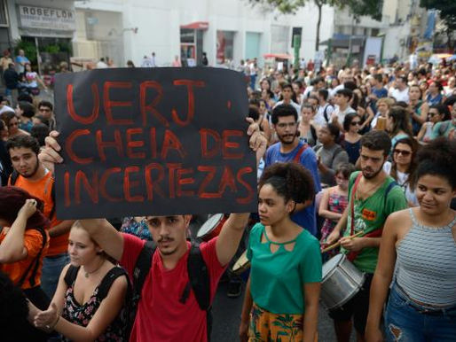 Servidores e estudantes da Uerj fazem ato em defesa da instituição
