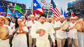 Bad Bunny, vencedor do Grammy e crítico de Trump, canta no Super Bowl