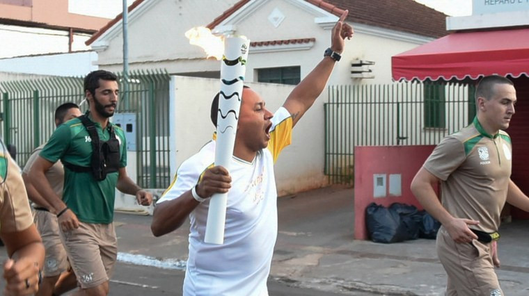 O medalhista olímpico Vicente Lenilson conduz a chama em Campo Grande. Foto: Ivo Lima/Brasil2016.gov.br/ME