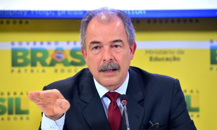 "Disponibilizamos a nota de corte para cada curso e instituição para que o aluno conheça o contexto e possa construir melhor a sua estratégia de acessar o ensino superior”, disse o ministro da Educação Wilson Dias/ABr