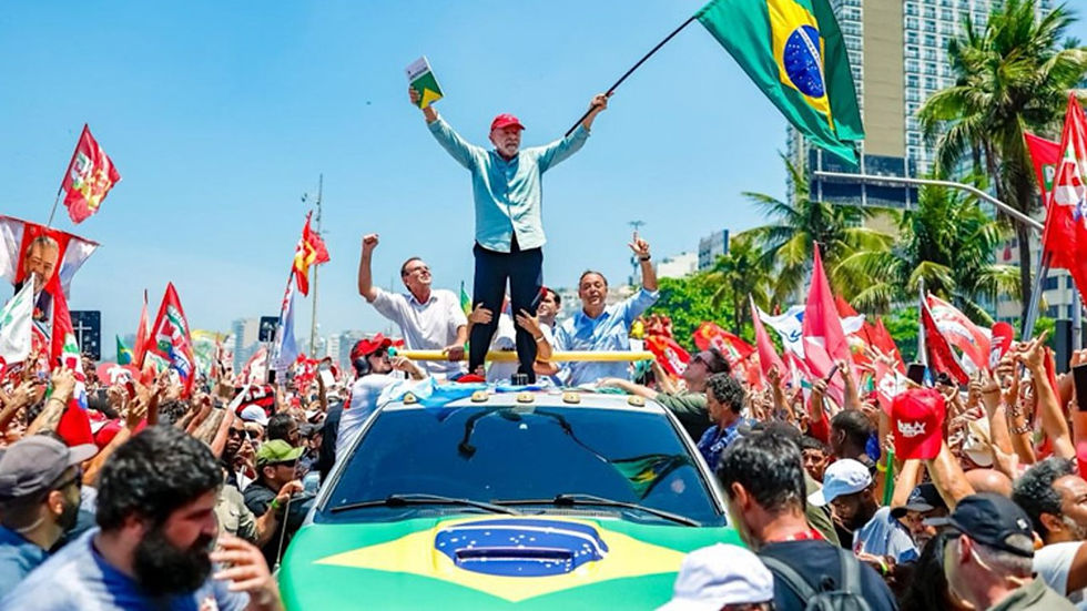 ‘A arma é a urna e a bala é o 13’, diz Lula para uma multidão em Copacabana