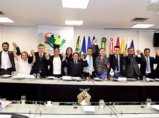 Sinésio Campos é aclamado pela terceira vez presidente do Parlamento Amazônico