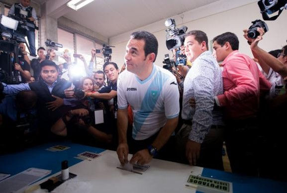 O comediante evangélico Jimmy Morales vota no segundo turno das eleições que o elegeu presidente da GuatemalaSantiago Billy/EFE/Agência Lusa