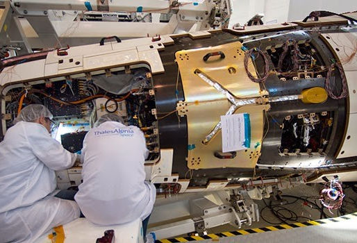 Engenheiros continuam treinamento na França em projeto de satélite