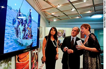 O senador Cristovam Buarque visita exposição ao lado da fotógrafa Sonia Fattori (d)