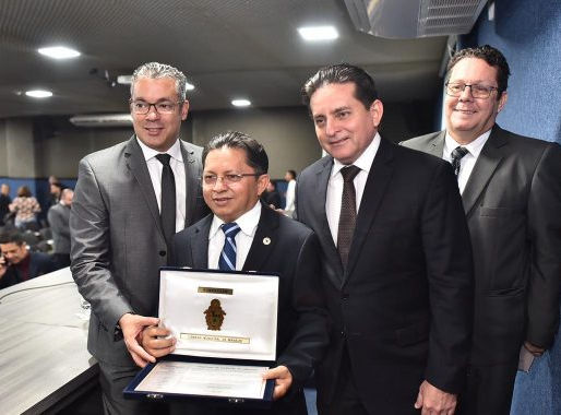 Câmara Municipal de Manaus concede título de cidadão manauara ao deputado Sinésio Campos