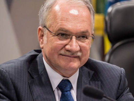 Em carta, 236 juristas condenam manobra de Fachin contra Lula