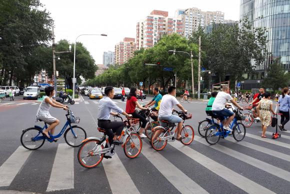 Moradores de Pequim usam as bicicletas compartilhadas para se locomover pela capital chinesa/ Foto: Ana Cristina Campos/Agência Brasil