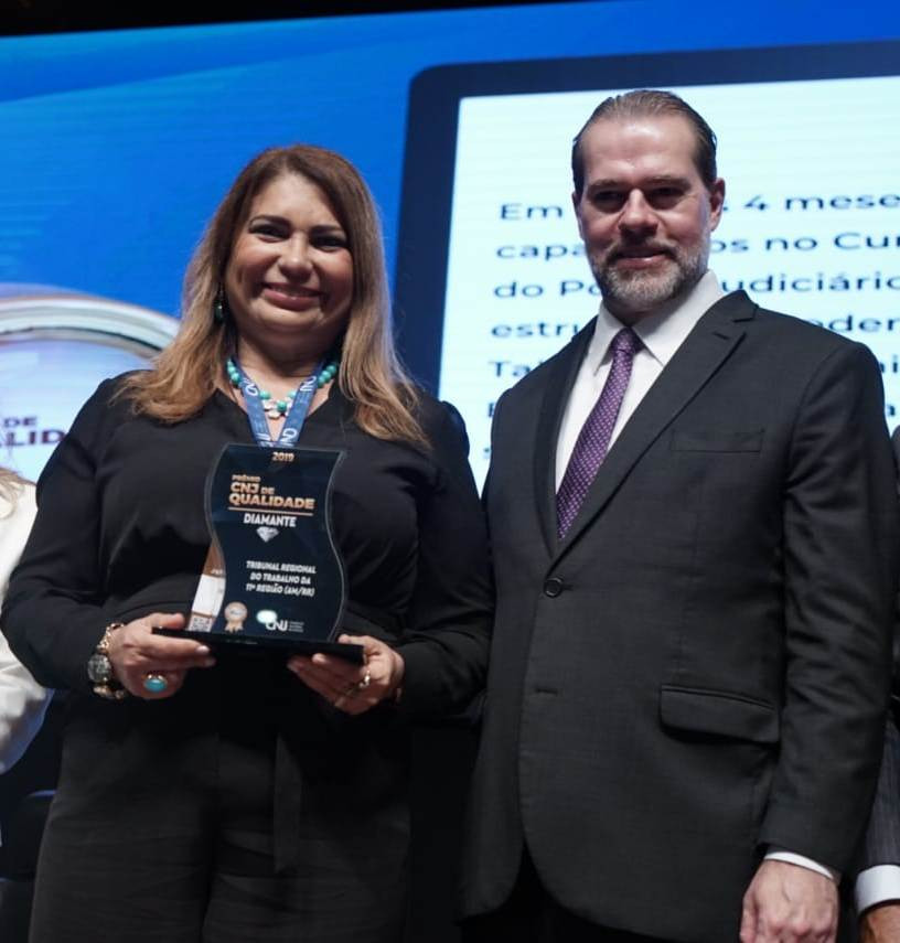 A corregedora regional do TRT11, desembargadora Ruth Barbosa Sampaio, recebeu o prêmio das mãos do ministro Dias Toffoli