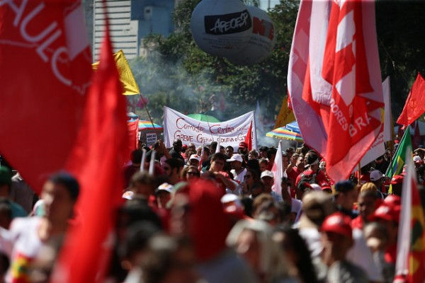 Manifestantes pela democracia no Vale do Anhangabaú em São Paulo. Foto: Paulo Pinto/Agência PT