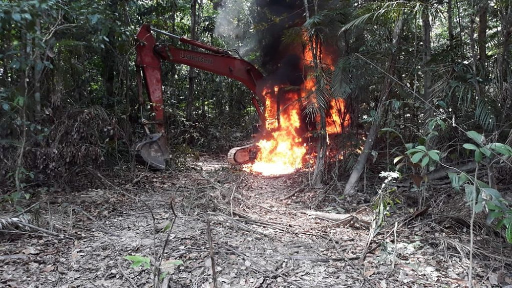 Trator usado por garimpeiros foi destruído na operação (Foto: Polícia Federal)