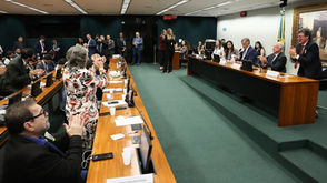 CCJ aprova admissibilidade de propostas que acabam com escala 6x1