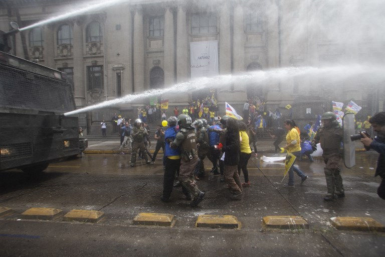 Polícia reprime ato contra as Administradoras de Fundos de Pensão no Chile em outubro de 2018. Foto: Claudio Reyes / AFP
