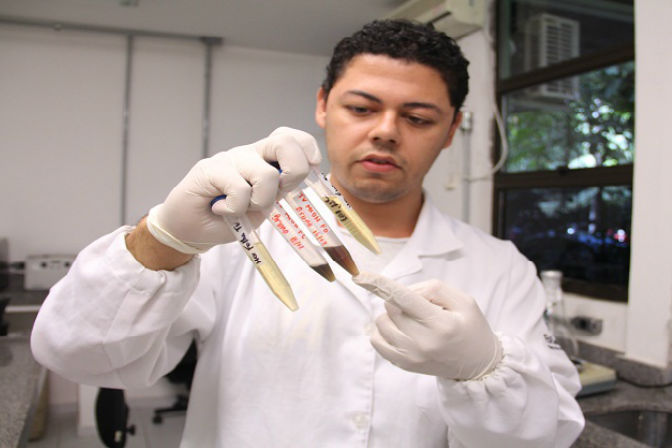 Estudos foram realizados pelo estudante de farmácia Bruno Bezerra Jensen, que participa do Programa de Iniciação Científica do Inpa. Crédito: Ascom/MCTIC
