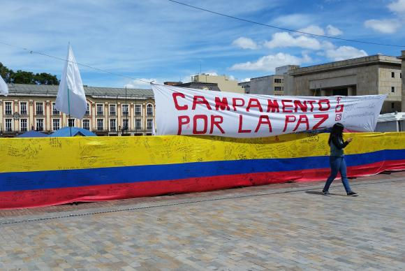 Jovens acampam no centro histórico da capital para exigir acordo de paz imediato na ColômbiaSabrina Craide – Repórter da Agência Brasil