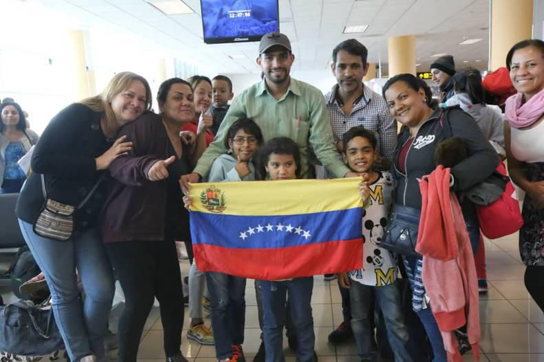Venezuelanos voltam ao lar e comemoram em aeroporto. (Foto: Reprodução)