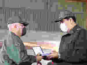 Maduro, que também é o comandante-chefe das Forças Armadas da Venezuela, entregou três tipos de condecorações aos militares / Últimas Noticias