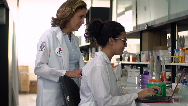 Lygia dirige o Laboratório Nacional de Células-Tronco Embrionárias. Ela e seus alunos estudam a síndrome de Marfan, por Reprodução/TV Brasil
