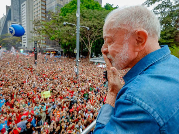 Com multidão na Paulista, Lula celebra apoio da juventude e reforça risco Bolsonaro
