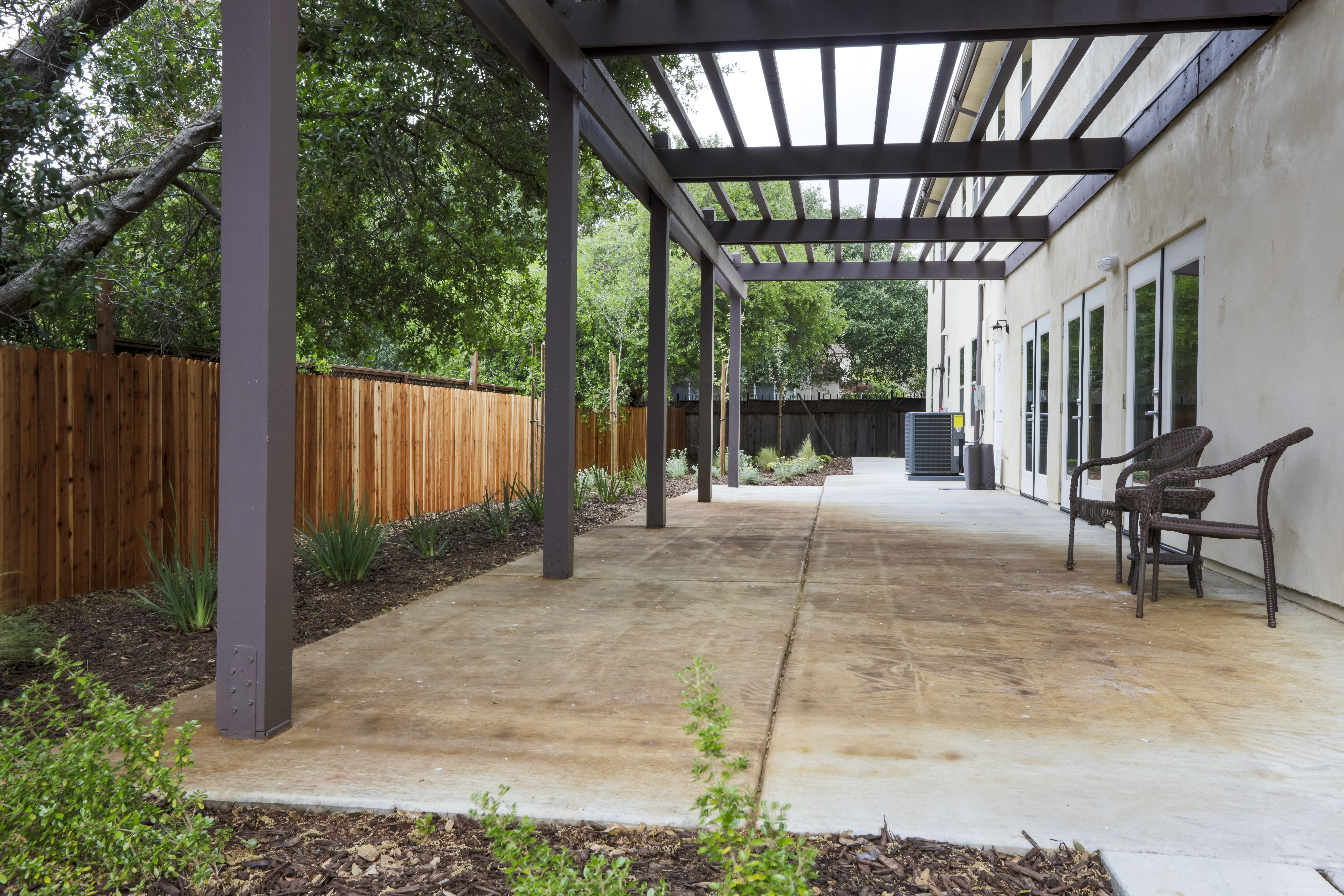 Chateau Senior Living Auburn CA Ourdoor Patio