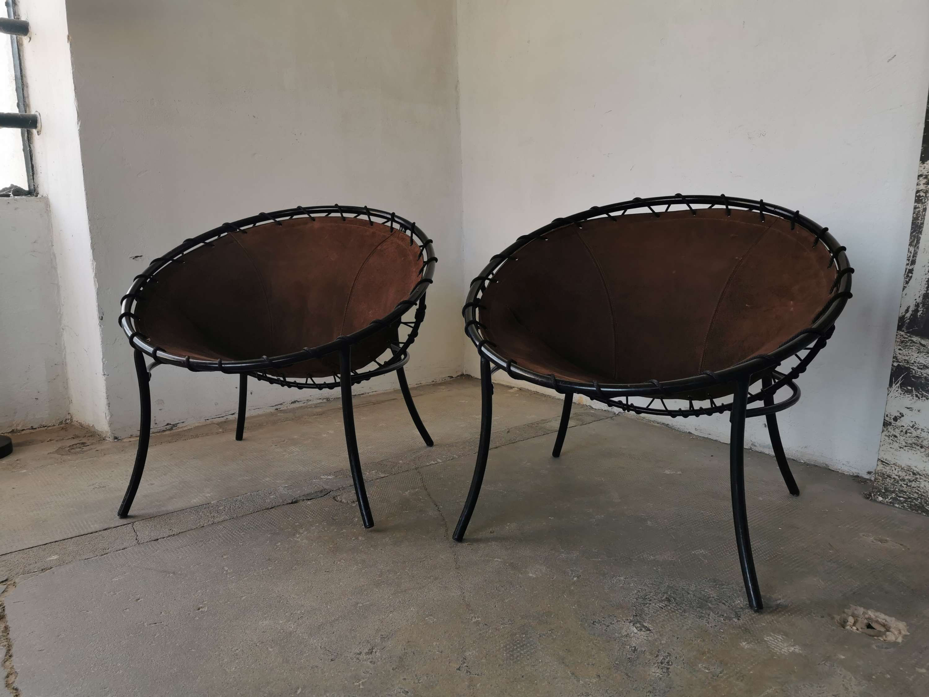 Paire de fauteuils ballons.